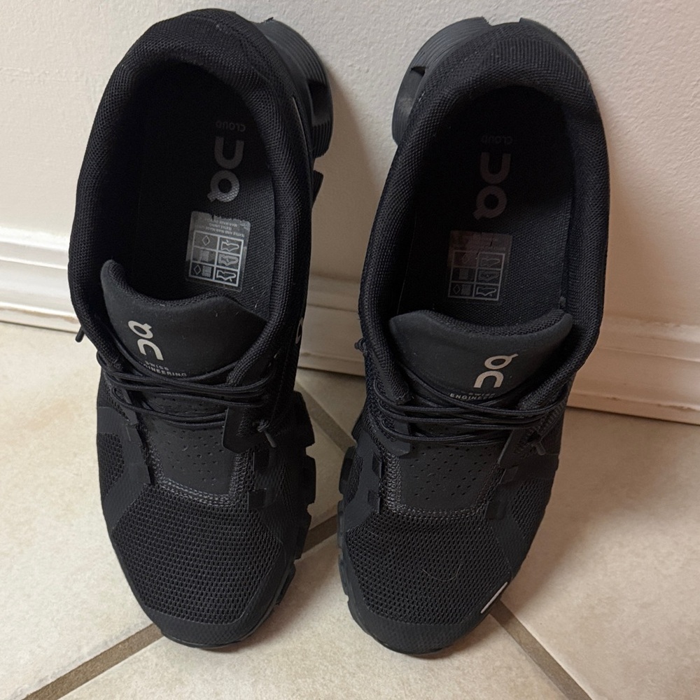 On Running women’s Black Running Shoes 8.5